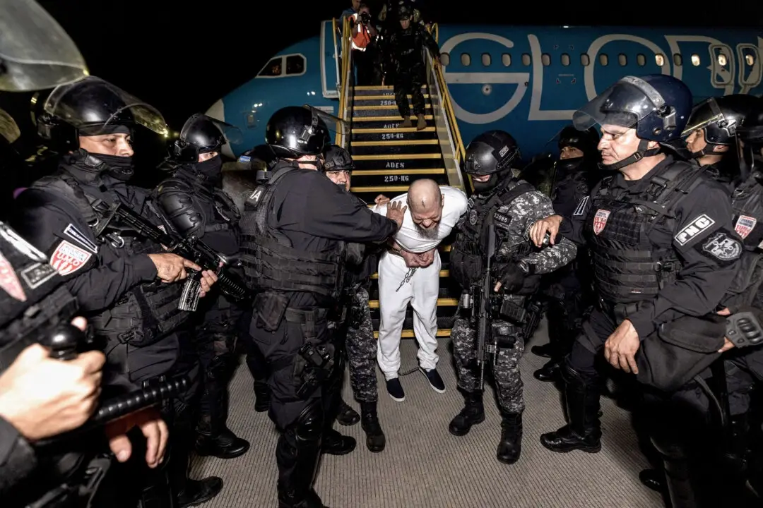 La policía salvadoreña escolta a presuntos miembros del Tren de Aragua, en San Luis Talpa, El Salvador. (Secretaria de Prensa de la Presidencia/Folleto vía Reuters)
