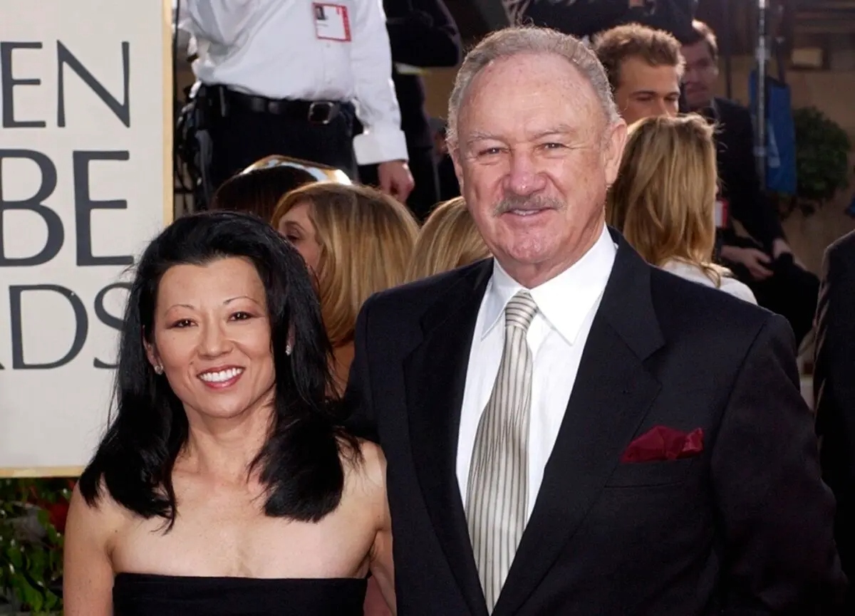 El actor Gene Hackman llega con su esposa, Betsy Arakawa, a la 60.ª edición de los Globos de Oro en Beverly Hills, California, el 19 de enero de 2003. (Mark J. Terrill/AP Photo)