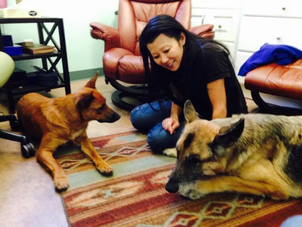 Betsy Arakawa con sus perros Zinna (izquierda) y Bear en Santa Fe, Nuevo México, en una foto de archivo. (Sherry Gaber vía AP)