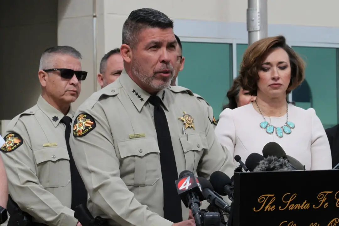 El sheriff del condado de Santa Fe, Adan Mendoza, en el centro, responde a preguntas sobre la investigación de la muerte del actor Gene Hackman y su esposa Betsy Arakawa durante una conferencia de prensa en Santa Fe, Nuevo México, el 7 de marzo de 2025. (Susan Montoya Bryan/AP Photo)
