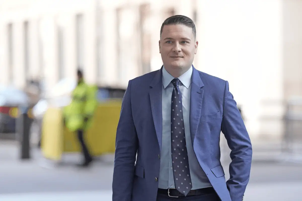 El secretario de Salud, Wes Streeting, llega a la BBC Broadcasting House en Londres, Inglaterra, el 16 de marzo de 2025. (Stefan Rousseau/PA Wire)