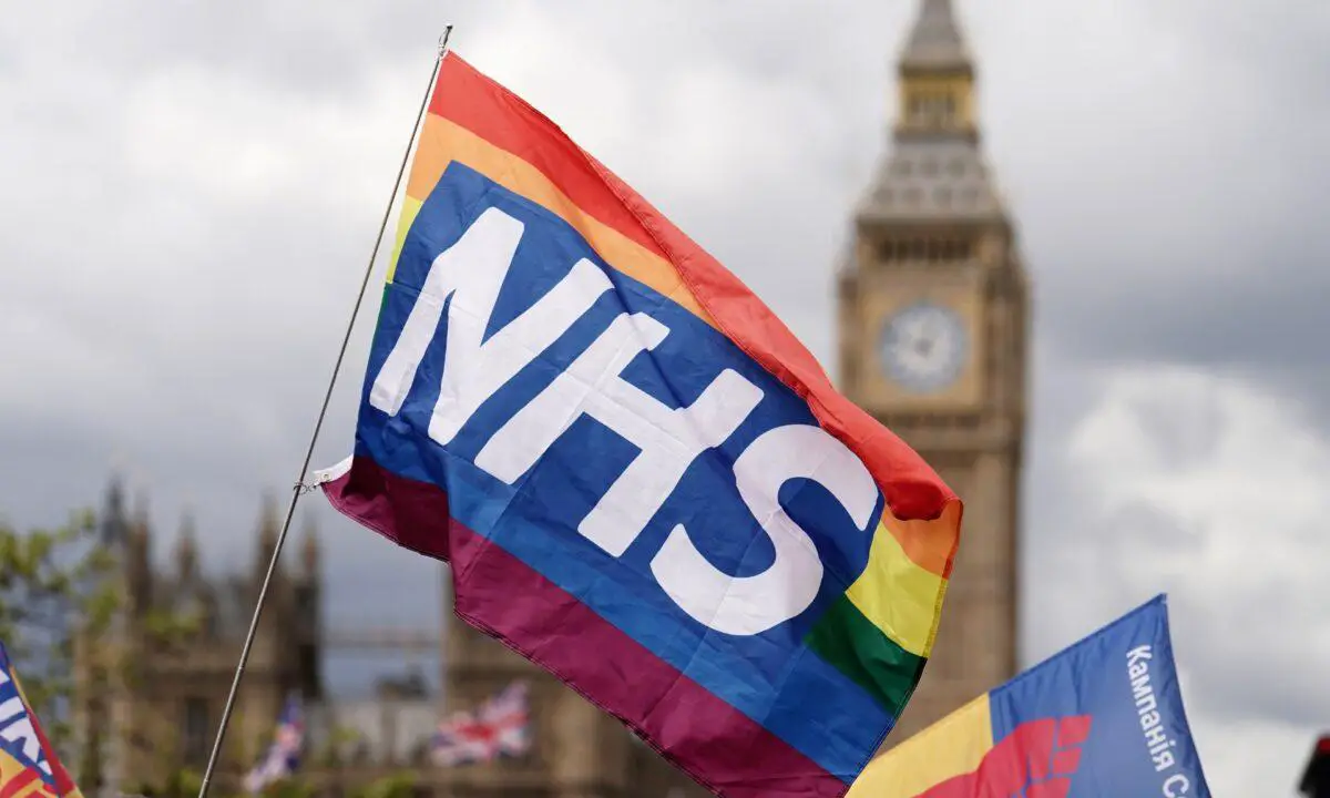 Trabajadores del NHS en el piquete frente al Hospital St. Thomas, Londres, el 1 de mayo de 2023. (Jordan Pettitt/PA)