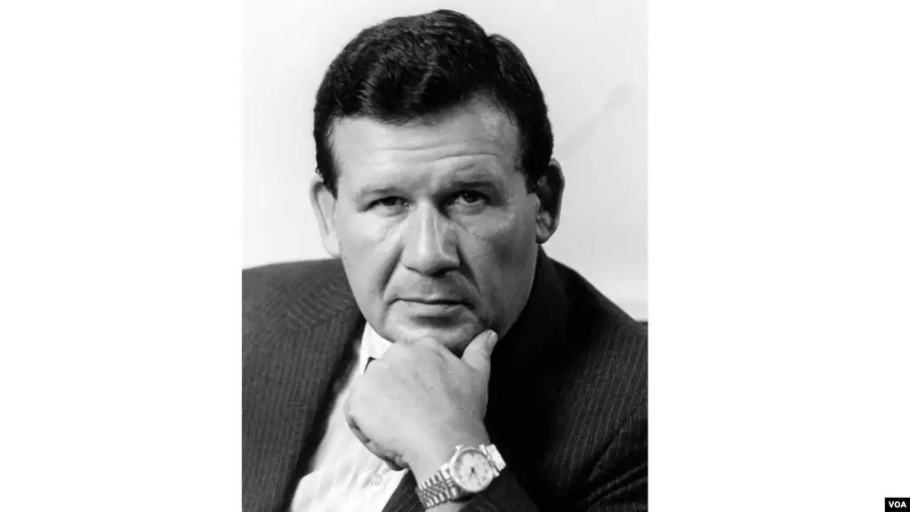 Director de VOA 1986-1991 Richard W. Carlson. (VOA)