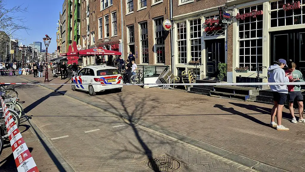 La policía acordonó la zona donde cinco personas resultaron heridas durante un ataque con arma blanca cerca de la céntrica plaza Dam de Ámsterdam el 27 de marzo de 2025. Un sospechoso fue puesto bajo custodia. (Foto de -/ANP/Inter Visual Studio/AFP vía Getty Images)