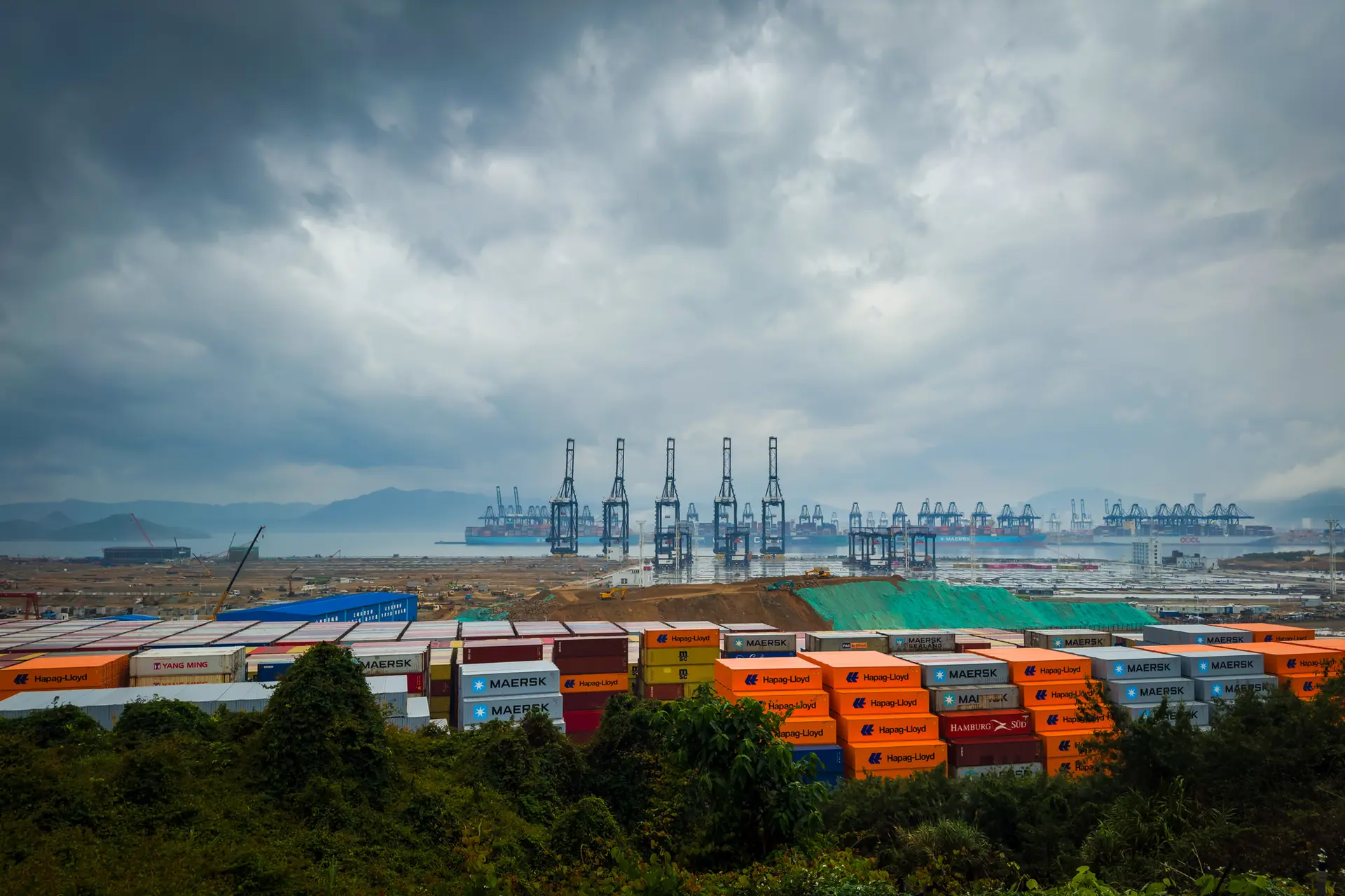 Grúas pórtico y buques portacontenedores en la Terminal Internacional de Contenedores de Yantian, en Shenzhen, provincia de Guangdong, China, el 12 de abril de 2025. Los contenedores que no lograron salir de China antes de la subida de los aranceles estadounidenses del 11 de abril quedaron varados. (AFP vía Getty Images).