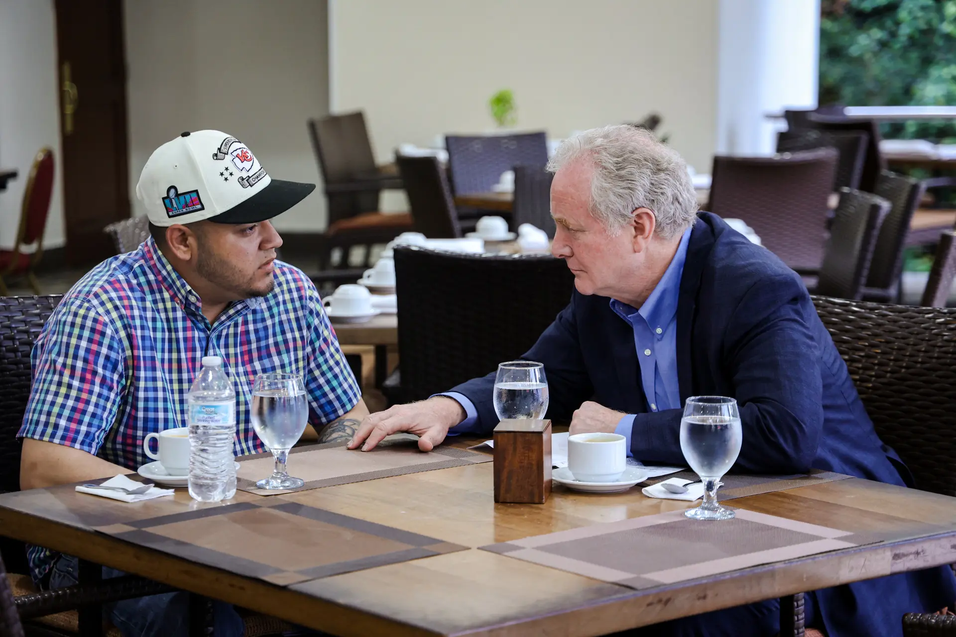 El senador Chris Van Hollen (D-Md.) se reúne con Kilmar Armando Abrego García (izquierda) en San Salvador, El Salvador, el 17 de abril de 2025. Abrego García, inmigrante ilegal y presunto miembro de la pandilla MS-13, fue deportado por la administración Trump y se encuentra recluido en una prisión de El Salvador desde el 15 de marzo. (Oficina del senador Van Hollen a través de Getty Images).