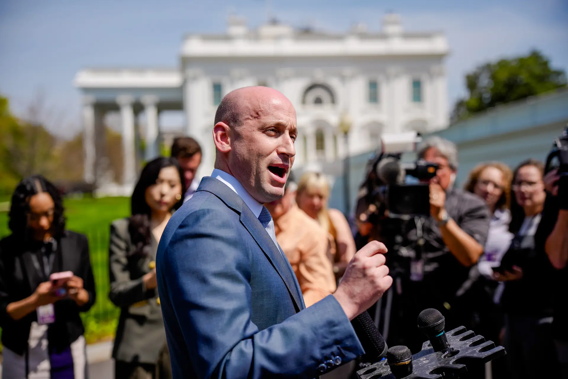 El subjefe de gabinete de la Casa Blanca, Stephen Miller, habla con los periodistas frente al ala oeste de la Casa Blanca el 18 de abril de 2025. Miller se refirió a la deportación de Abrego García a El Salvador por presuntas actividades delictivas relacionadas con pandillas. (Andrew Harnik/Getty Images).