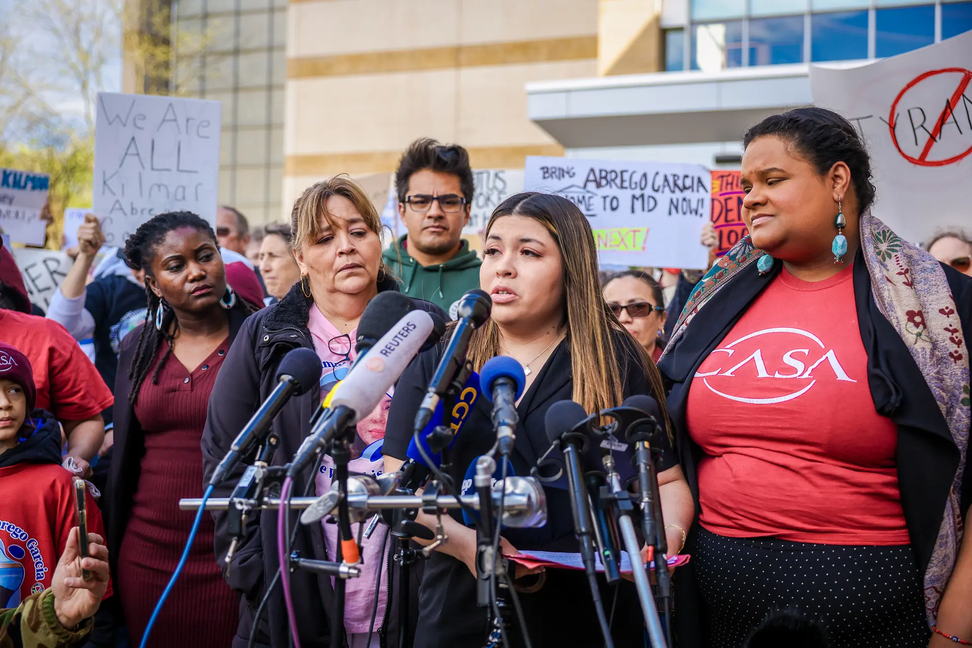 Jennifer Vásquez Sura, esposa de Kilmar Abrego García, habla con los medios de comunicación antes de entrar en la Corte Federal de Greenbelt, Maryland, el 15 de abril de 2025. La Corte Suprema de los Estados Unidos ordenó a la administración Trump que "facilitara" el regreso de Abrego García a Estados Unidos, pero hasta ahora El Salvador se niega a renunciar a su custodia. (Tasos Katopodis/Getty Images).