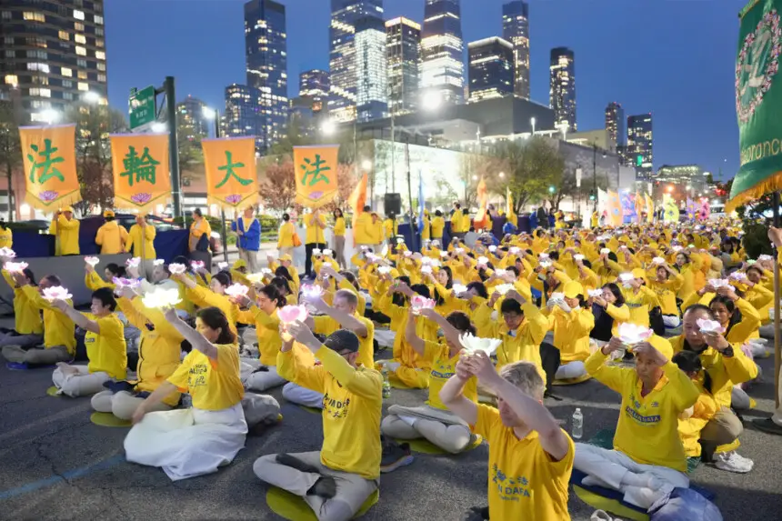 Practicantes de Falun Gong asisten a una vigilia frente al Consulado chino en Nueva York el 19 de abril de 2025. (Larry Dye/The Epoch Times).