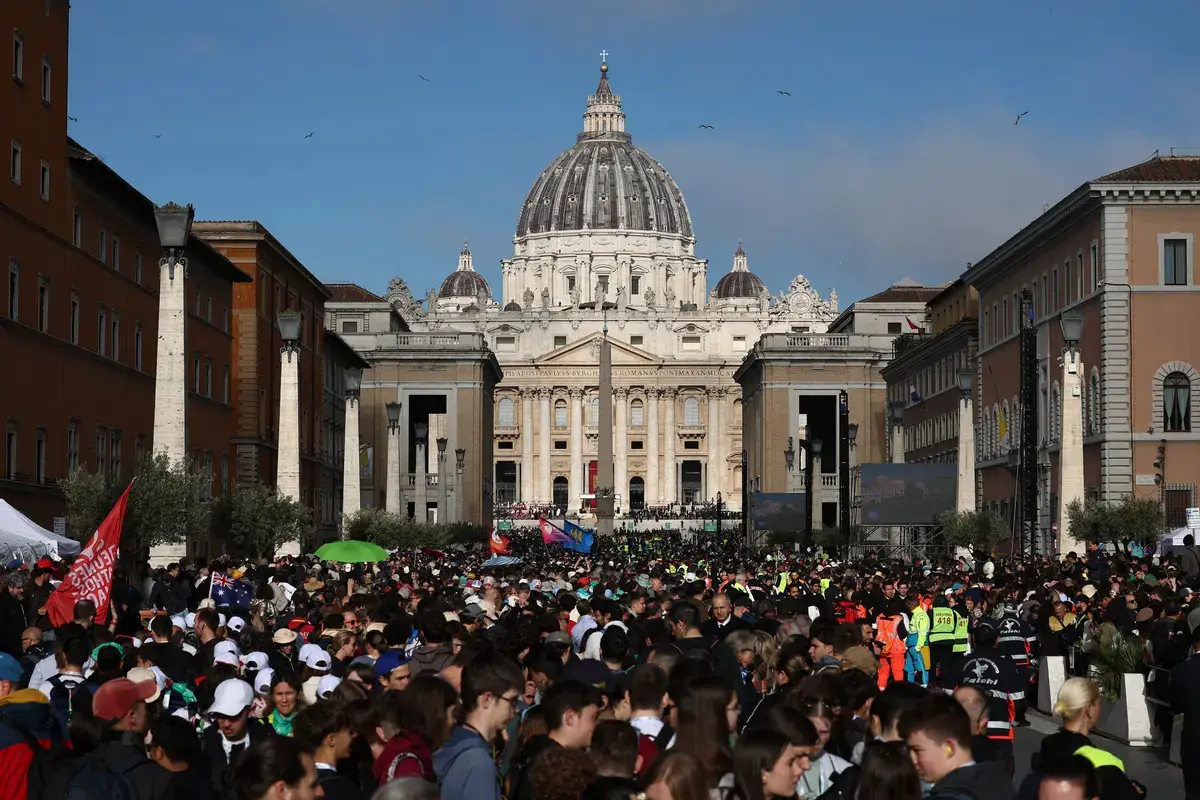 La gente se reúne a lo largo de la Via della Conciliazione antes de la ceremonia fúnebre del difunto papa Francisco, cerca del Vaticano en Roma, el 26 de abril de 2025. (Henry Nicholls/AFP vía Getty Images)