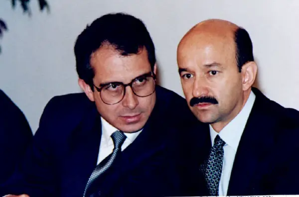 En esta foto publicada por la residencia presidencial, Los Pinos, el economista Ernesto Zedillo (izq.) habla con el presidente mexicano Carlos Salinas en una foto de archivo de 1993. El Partido Revolucionario Institucional (PRI) nombró a Zedillo, el 29 de marzo de 1992, para suceder al asesinado Luis Donaldo Colosio como candidato presidencial. Zedillo, egresado de Yale, fue el jefe de campaña de Colosio. (ARCHIVOS/AFP vía Getty Images)