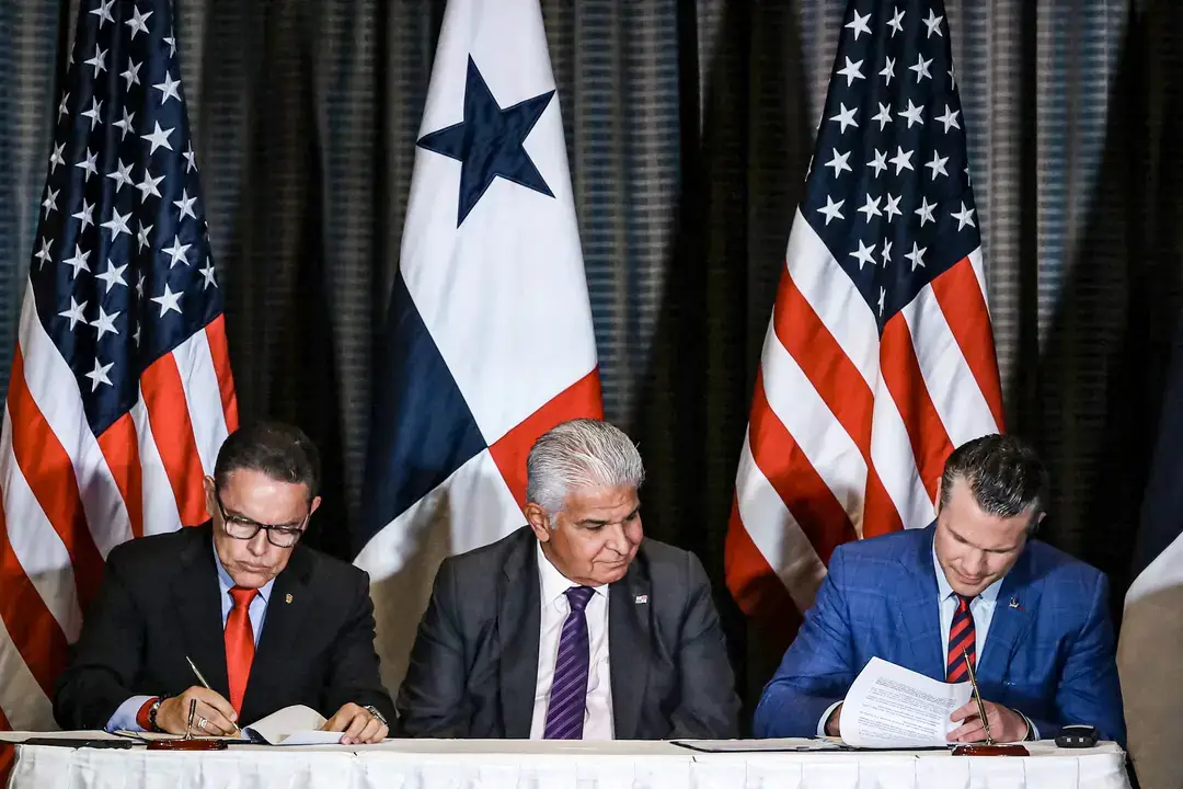 El presidente de Panamá, José Raúl Mulino (C), observa mientras el ministro de Seguridad de Panamá, Frank Abrego (I), y el secretario de Defensa de EE. UU., Pete Hegseth, firman un acuerdo bilateral en la ciudad de Panamá el 9 de abril de 2025. Hegseth visitó el país para asistir a una cumbre regional sobre seguridad, reforzando el interés de la Administración Trump por el Canal de Panamá. (Franco Brana/AFP a través de Getty Images)