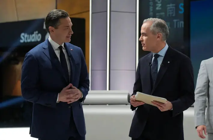 El líder conservador Pierre Poilievre (izquierda) y el líder liberal Mark Carney conversan tras el debate federal en francés celebrado en la Maison de Radio-Canada, en Montreal, el 16 de abril de 2025. (Christopher Katsarov/Pool/AFP a través de Getty Images)