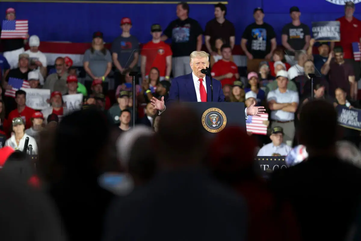 El presidente Donald Trump habla durante un mitin en el Macomb Community College de Warren, Michigan, el 29 de abril de 2025. (Scott Olson/Getty Images)