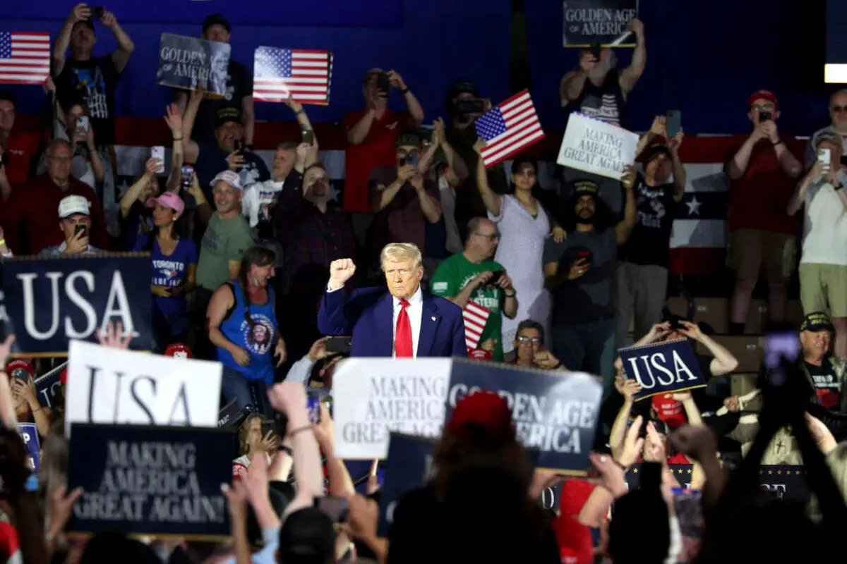 El presidente Donald Trump habla durante un mitin en el Macomb Community College de Warren, Michigan, el 29 de abril de 2025. (Scott Olson/Getty Images)