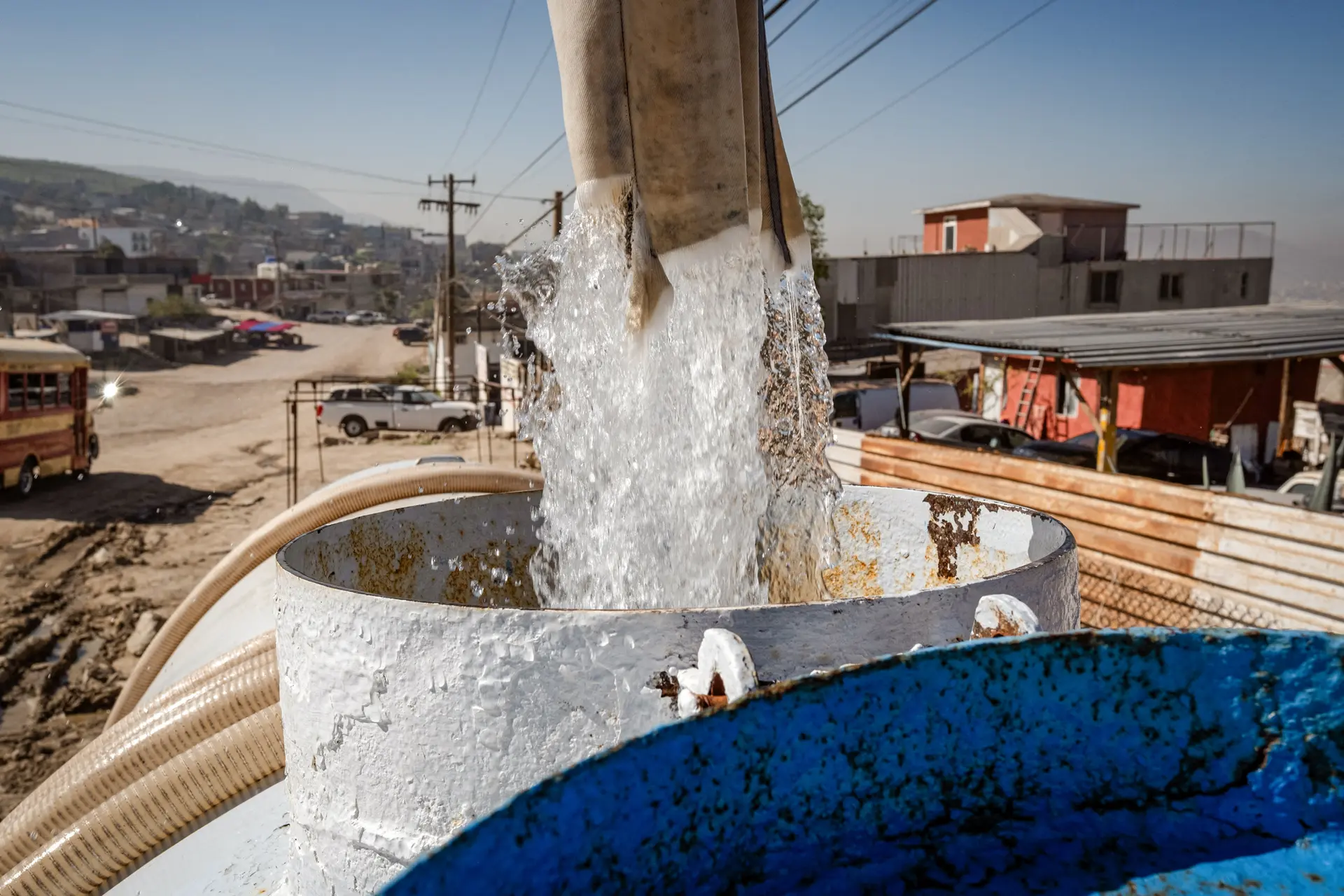 Un camión cisterna carga agua para su venta en Tijuana, México, el 24 de marzo de 2025. El 20 de marzo, Estados Unidos anunció que denegaba la solicitud de México de agua del río Colorado, presionando al país para que cumpliera con su obligación de entregar 1.3 millones de acres-pies de agua a Texas en virtud del Tratado del Agua de 1944. (Guillermo Arias/AFP a través de Getty Images).