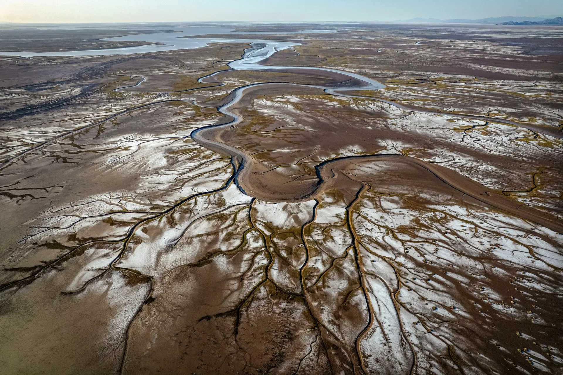 Vista aérea del delta del río Colorado en su confluencia con el mar de Cortés, en el valle de Mexicali, México, el 4 de abril de 2025. Desde el año 2000, el río Colorado sufre una prolongada sequía que ha puesto en grave peligro el suministro de agua en la región. (Guillermo Arias/AFP vía Getty Images).