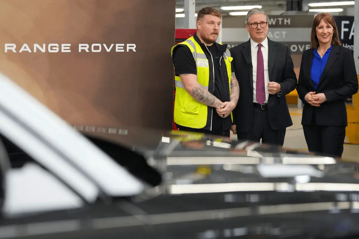 El primer ministro Sir Keir Starmer y la ministra de Hacienda Rachel Reeves hablan con un miembro del personal durante una visita a Jaguar Land Rover en Birmingham, Inglaterra, el 7 de abril de 2025. (Kirsty Wigglesworth/PA Wire)