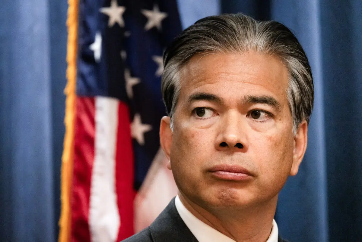 El fiscal general de California, Rob Bonta, asiste a una conferencia de prensa en Los Ángeles el 15 de abril de 2024. Bonta y la secretaria de Estado Shirley Weber planean apelar el fallo del 7 de abril de 2025. (John Fredricks/The Epoch Times).
