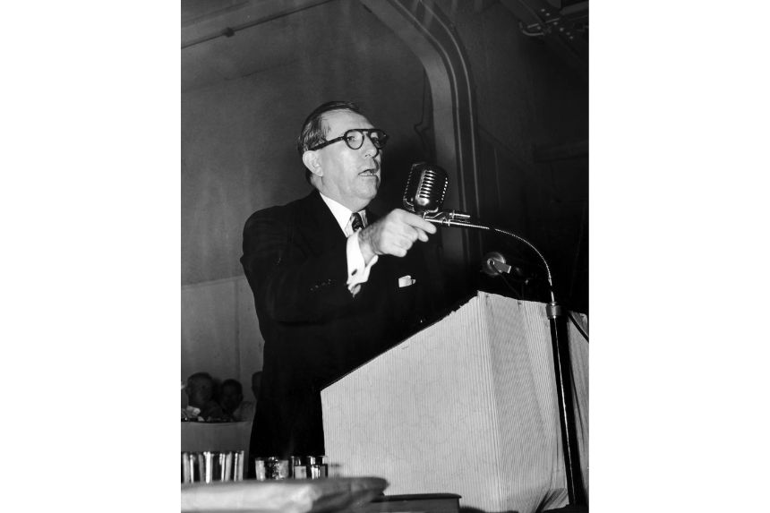 El senador Claude Pepper habla ante la Hermandad de Maquinistas de Ferrocarril en Miami Beach, Florida, en 1938. En 1988, Pepper patrocinó la Ley Nacional de Derechos de Tutela, que exigía que los tutelados fueran informados de sus derechos antes de ser puestos bajo tutela. (Archivo Hulton/Getty Images)