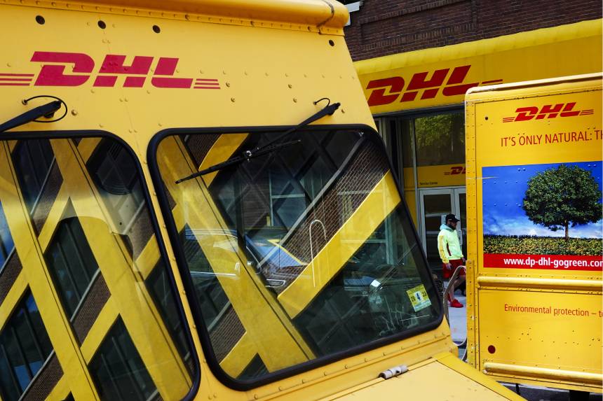 Camiones estacionados frente a un centro de reparto de DHL en Manhattan, Nueva York, el 9 de mayo de 2022. (Andrew Kelly/Reuters).