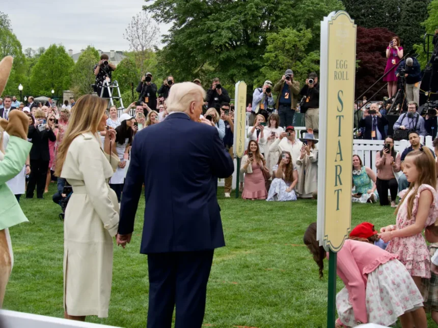 La primera dama Melania Trump y el presidente Donald Trump soplan el silbato para comenzar una carrera de rodado de huevos en el Jardín Sur de la Casa Blanca en Washington el 21 de abril de 2025. (Travis Gillmore/The Epoch Times)