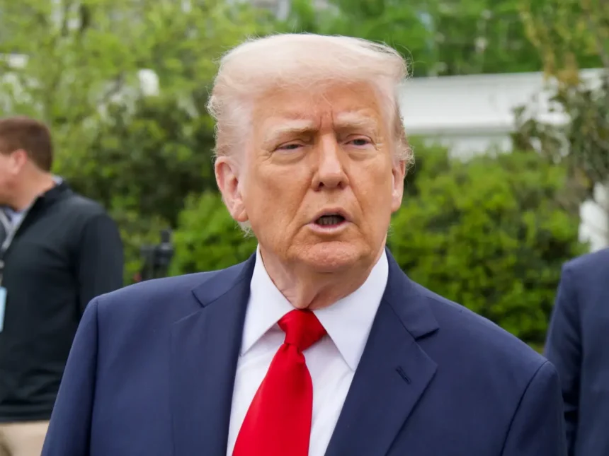 El presidente Donald Trump habla con los reporteros durante el evento de la Carrera de Huevos de Pascua en la Casa Blanca en Washington el 21 de abril de 2025. (Travis Gillmore/The Epoch Times)