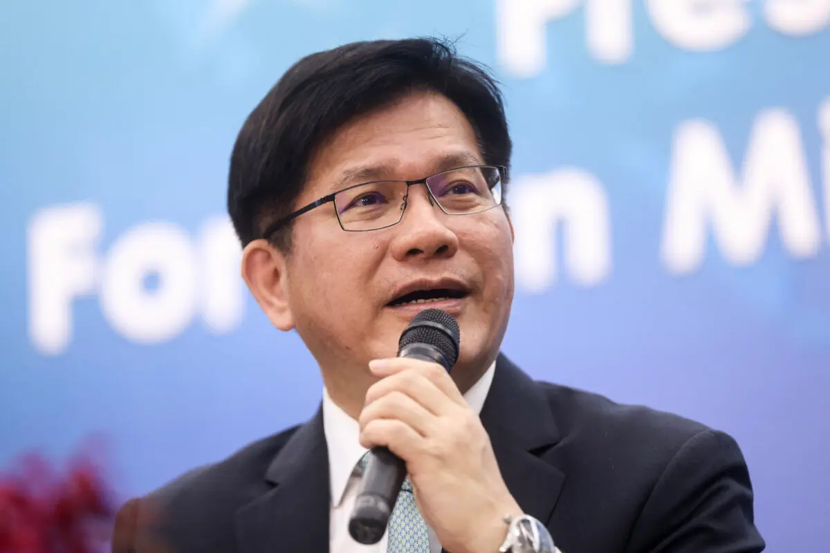 El ministro de Asuntos Exteriores de Taiwán, Lin Chia-lung, responde a las preguntas de los medios de comunicación durante una rueda de prensa internacional celebrada en Taipéi el 19 de julio de 2024. (I-hwa Cheng/AFP a través de Getty Images).