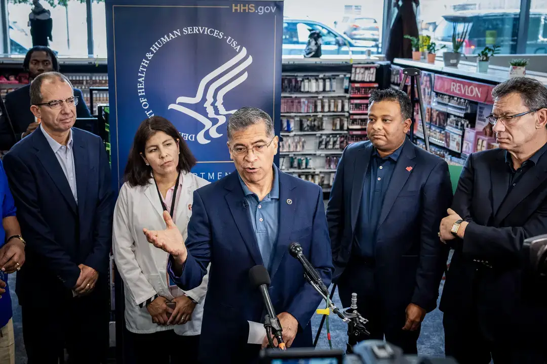 El secretario de Salud, Xavier Becerra, habla después de recibir una dosis de refuerzo actualizada contra el COVID-19 y una vacuna contra la gripe en una farmacia CVS local en Washington el 20 de septiembre de 2023. (Drew Angerer/Getty Images)