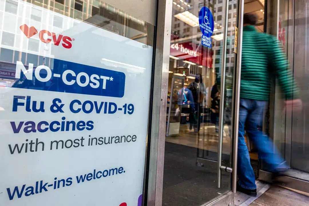 Un cartel en una farmacia anuncia la vacuna contra el COVID-19 mientras el país conmemora el quinto aniversario de la pandemia de COVID-19 en la ciudad de Nueva York, el 11 de marzo de 2025. (Spencer Platt/Getty Images)