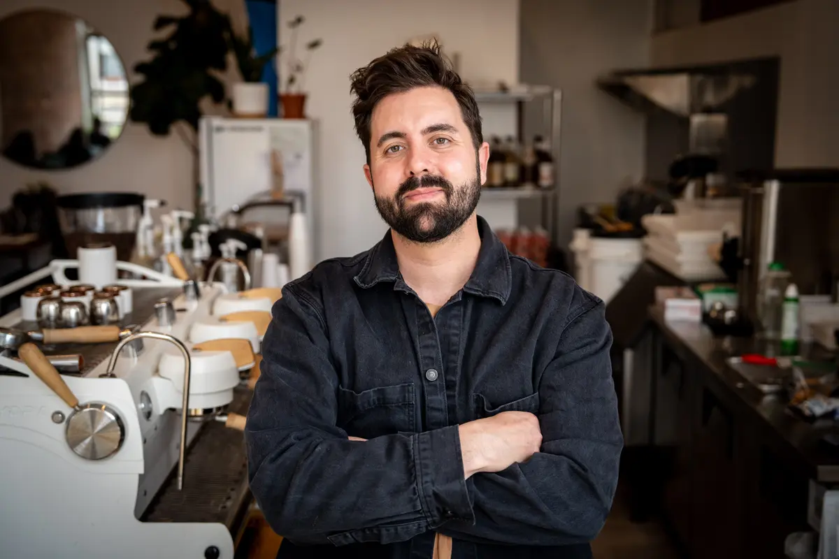 Cory Bowman, candidato a la alcaldía de Cincinnati, en su cafetería de Cincinnati el 25 de abril de 2025. (Samira Bouaou/The Epoch Times)