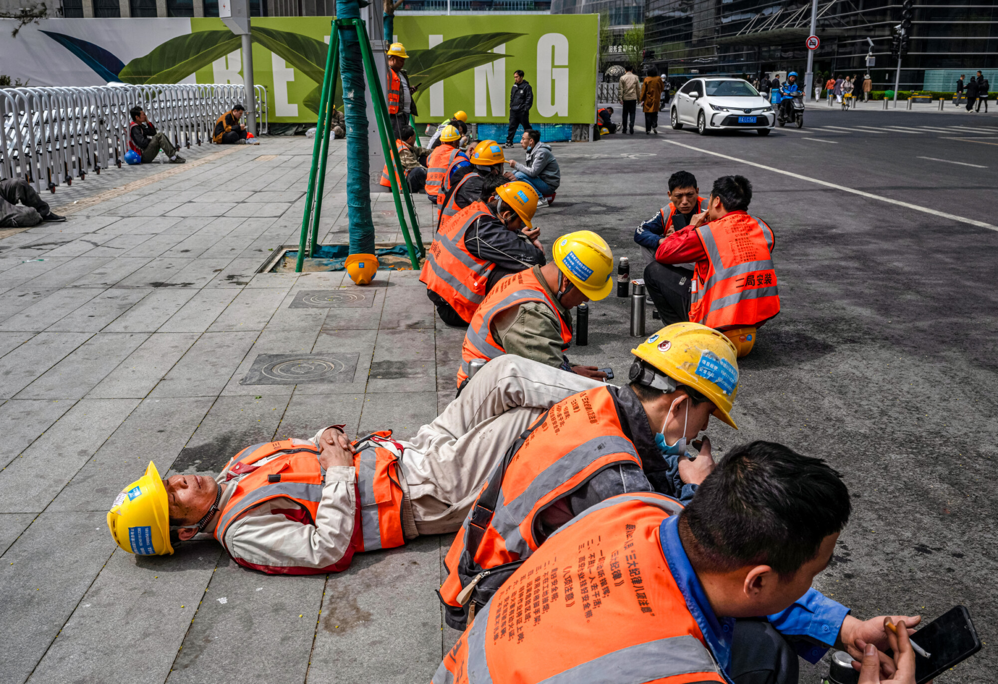 Trabajadores de la construcción descansan cerca de una obra en el distrito financiero central de Beijing, el 9 de abril de 2025. (Hector Retamal/AFP a través de Getty Images, Kevin Frayer/Getty Images).