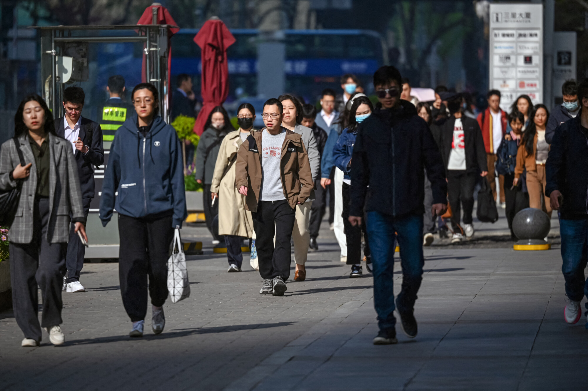 Empleados de oficina caminan por el distrito comercial central de Beijing el 10 de abril de 2025. El secretario del Tesoro de EE. UU., Scott Bessent, advirtió el 29 de abril que China podría «perder 10 millones de puestos de trabajo muy rápidamente» si continúa la guerra arancelaria entre EE. UU. y China, o 5 millones incluso con una reducción de los aranceles. (Greg Baker/AFP a través de Getty Images, STR/AFP a través de Getty Images).