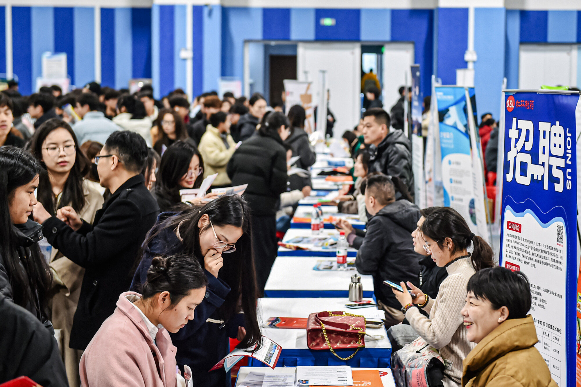 Estudiantes asisten a una feria de empleo en una escuela técnica y profesional en Hefei, provincia de Anhui, China, el 3 de marzo de 2025. (Greg Baker/AFP a través de Getty Images, STR/AFP a través de Getty Images).