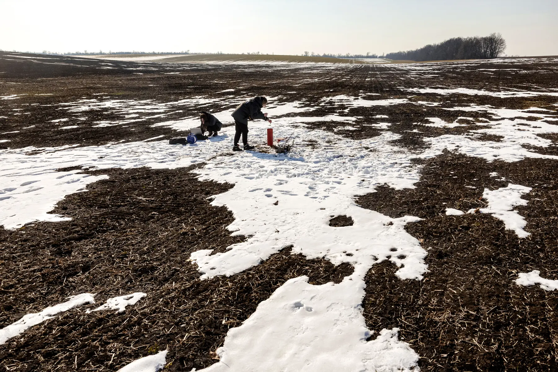 Las expertas medioambientales Yuliia Zazerina y Alina Tatarchuk, de CDM Engineering Ukraine, comprueban los niveles de agua subterránea en el yacimiento de litio de Polokhivske, que será explotado por Ukrlithium Mining, en Kirovograd (Ucrania), el 27 de febrero de 2025. (Thomas Peter/Foto de archivo/Reuters).