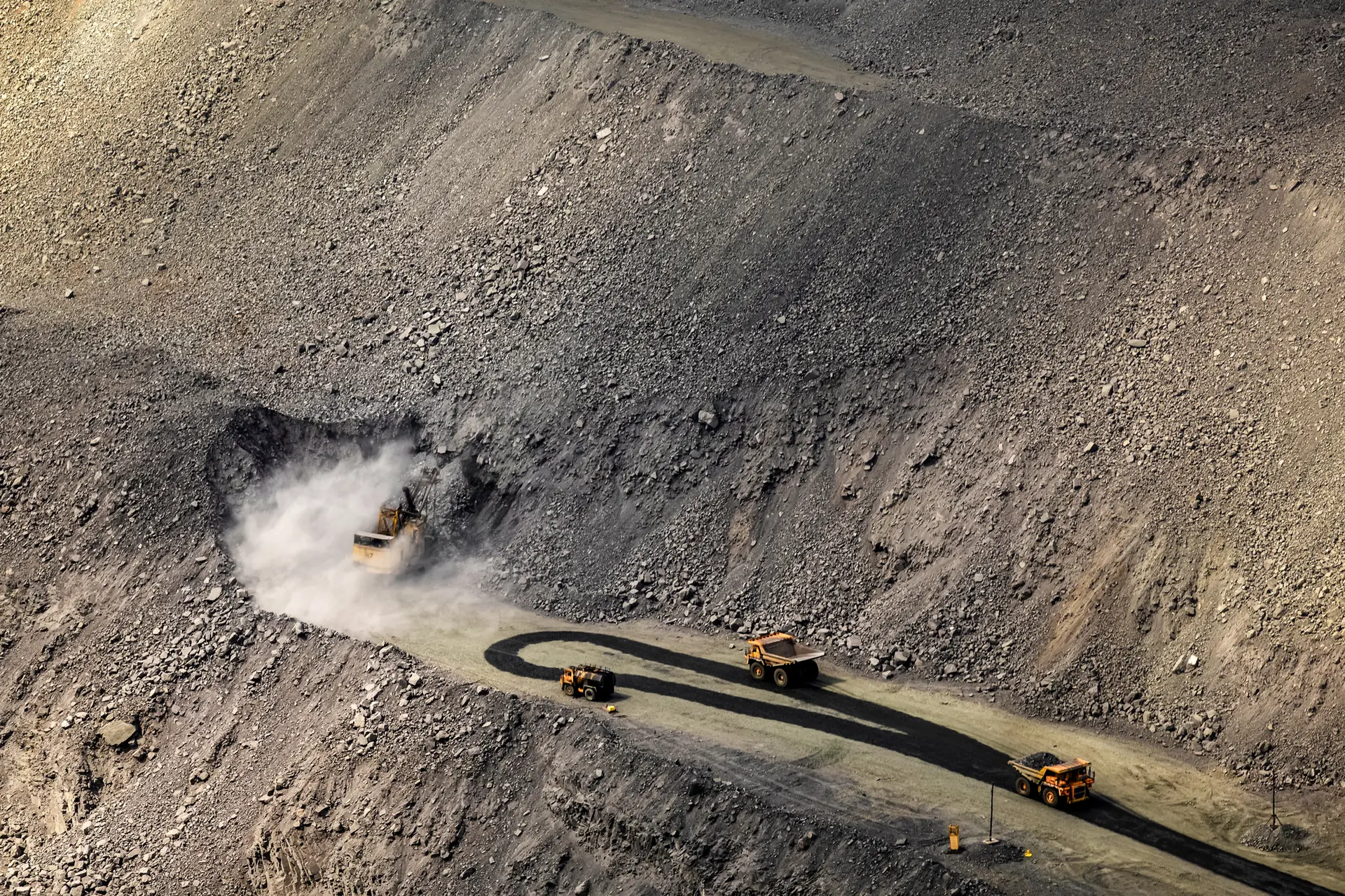Una excavadora cava mientras camiones volquete mineros circulan por la mina a cielo abierto Southern Iron Ore JV, mientras persiste el ataque de Rusia a Ucrania, en Kryvyi Rih, Ucrania, el 23 de abril de 2025. (Thomas Peter/Foto de archivo/Reuters).