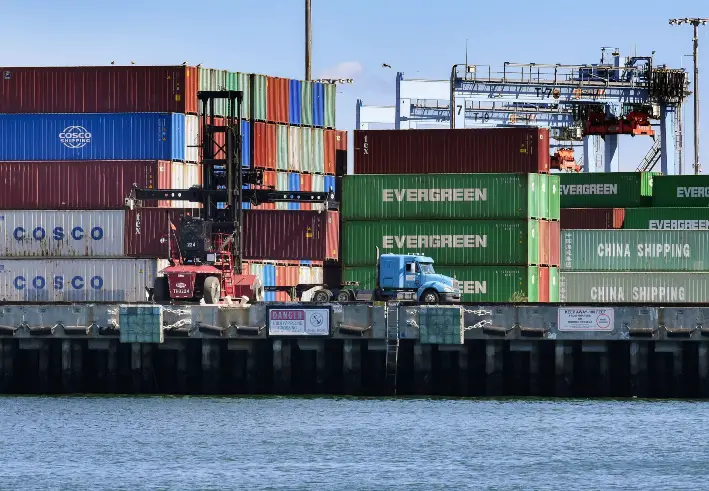 Contenedores de envío de China y otros países se descargan en el Puerto de Long Beach en Los Ángeles, el 16 de febrero de 2019. Desde 2016, miles de millones de pequeños paquetes de menos de 800 dólares han entrado en Estados Unidos sin aranceles en virtud de la Sección 321 de la Ley Arancelaria de 1930. (Mark Ralston/AFP vía Getty Images)