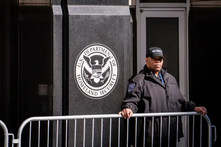 Un edificio de oficinas del Departamento de Seguridad Nacional, en Washington, el 25 de marzo de 2024. (Madalina Vasiliu/The Epoch Times)