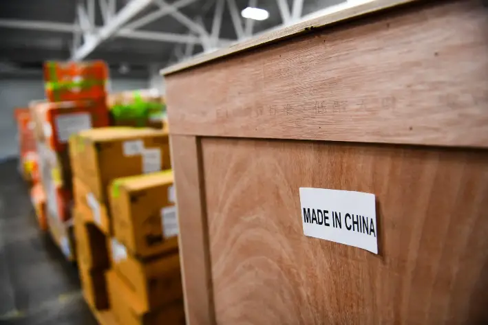 Una etiqueta «Made in China» se ve en una caja de envío de artículos incautados por Aduanas y Protección Fronteriza de EE.UU. para su inspección, en el Air Freight Federal Inspection Facility cerca de LAX, en Los Ángeles, el 4 de febrero de 2022. (Patrick T. Fallon/AFP vía Getty Images)