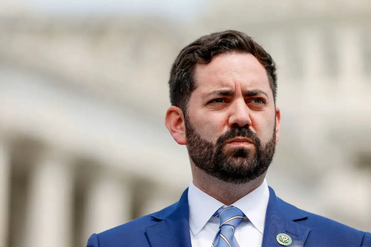 El representante Mike Lawler (R-N.Y.) escucha durante una rueda de prensa en Washington el 23 de mayo de 2023. (Anna Moneymaker/Getty Images)