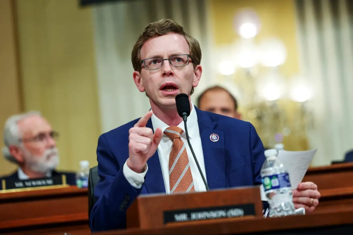 El representante Dusty Johnson (R-S.D.) durante una audiencia en el Capitolio el 28 de febrero de 2023. (Kevin Dietsch/Getty Images)