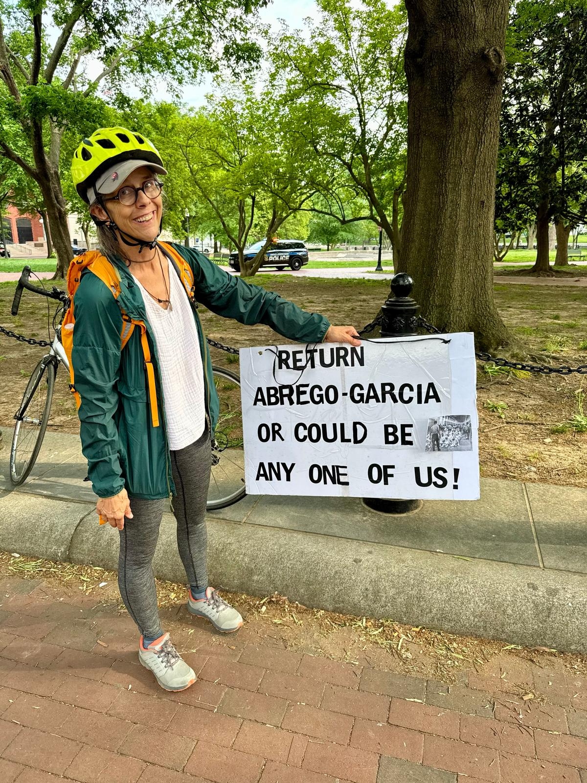 Rebecca Henry, jubilada de Silver Spring, Maryland, sostiene un cartel en el que exige el regreso de Kilmar Abrego García en el parque Lafayette de Washington el 1 de mayo de 2025. (Arjun Singh/The Epoch Times)