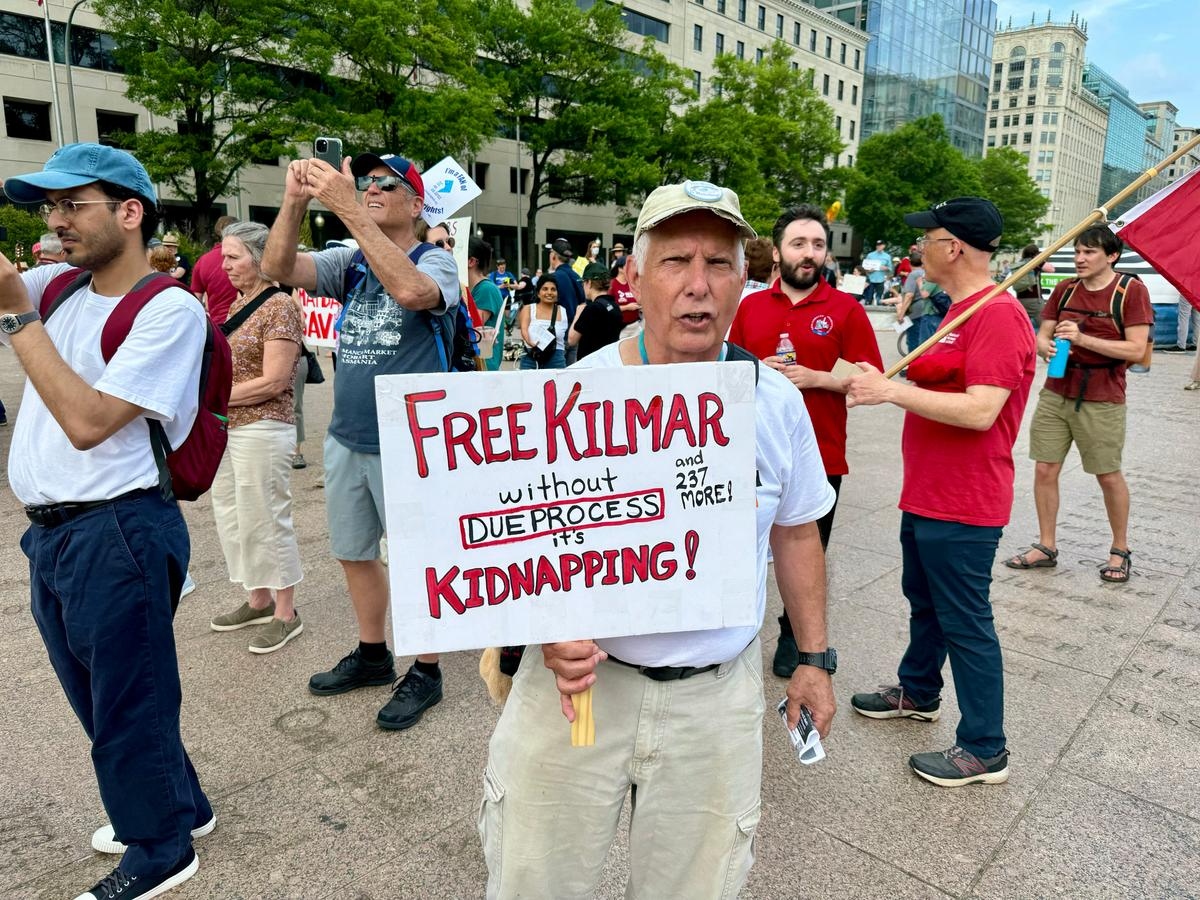 Bob Fasick, residente en Virginia, apoya el regreso de Kilmar Abrego García a Estados Unidos en una protesta en Freedom Plaza, en Washington, el 1 de mayo de 2025. (Arjun Singh/The Epoch Times)