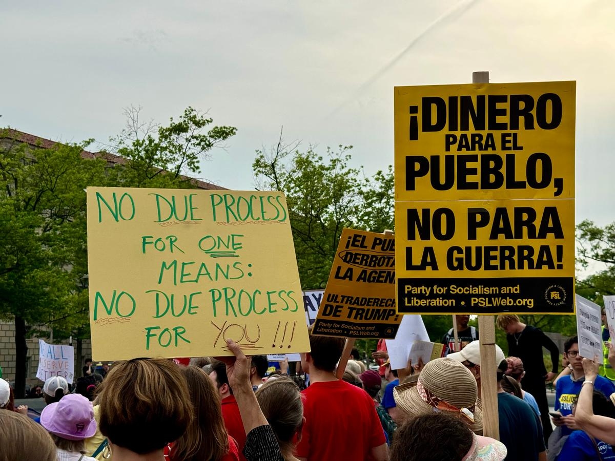 Manifestantes en Washington el 1 de mayo sostienen carteles en los que exigen un proceso justo para los deportados. (Arjun Singh/The Epoch Times)