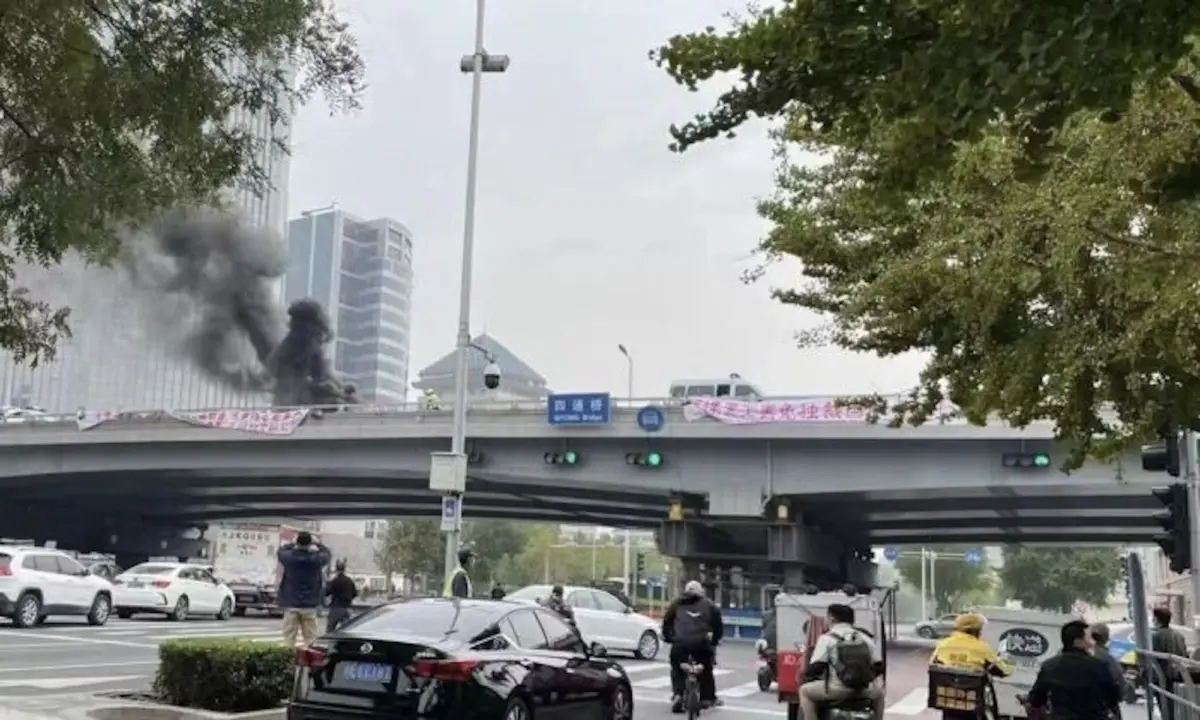 Banderas cuelgan del puente Sitong en Beijing el 13 de octubre de 2022. El disidente Peng Lifa desplegó las banderas para protestar contra la draconiana política "COVID cero" de China y pedir el fin del régimen autoritario. (Captura de pantalla de la cuenta de Twitter de Fangshimin a través de The Epoch Times).