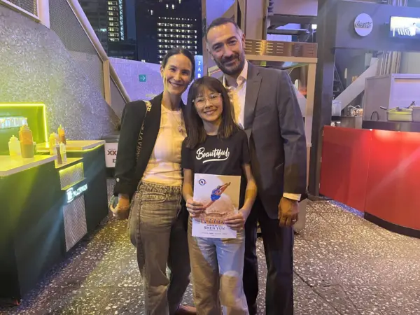 El Sr. Israel Tavizón junto a su familia, en la primera función en México de Shen Yun Performing Arts, el 1.° de mayo de 2025. (The Epoch Times)