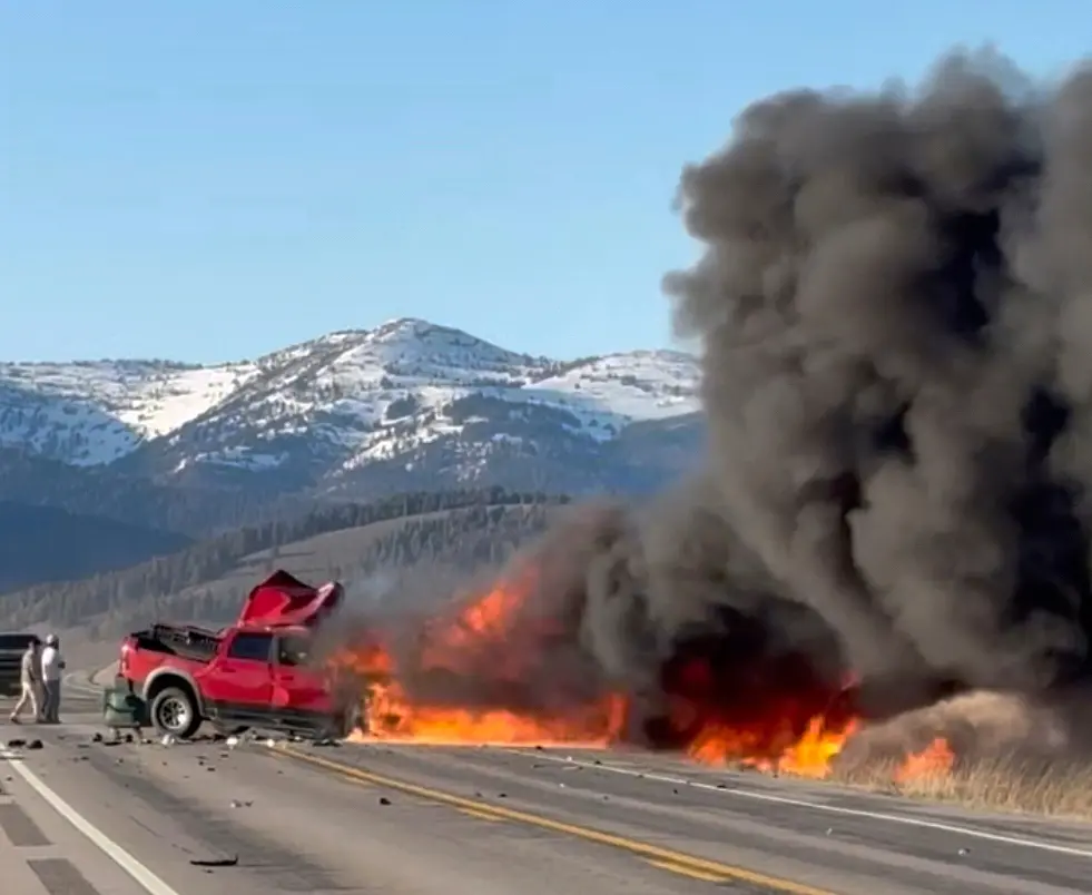 Los equipos de rescate llegan al lugar tras una colisión mortal entre una camioneta y un autobús turístico cerca del parque estatal Henry's Lake, en el este de Idaho, el 1 de mayo de 2025. (Roger Merrill vía AP).