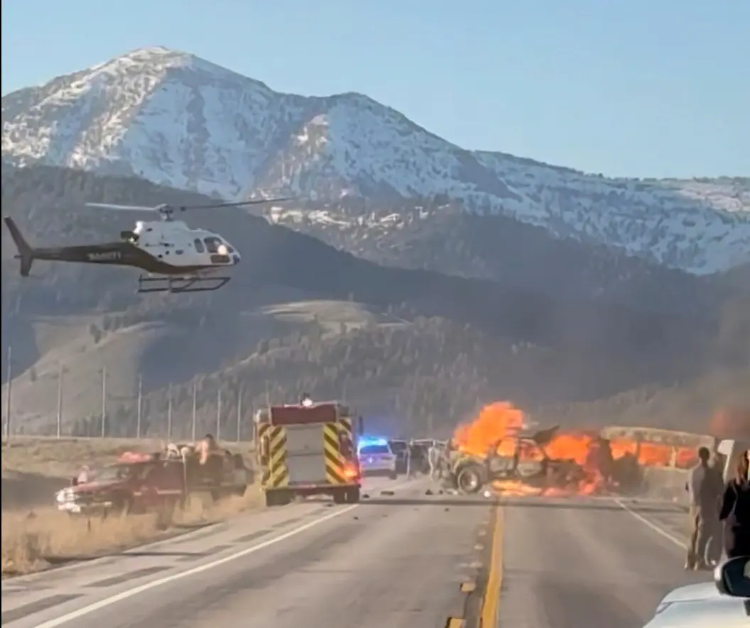 Los equipos de rescate llegan al lugar de la colisión mortal entre una camioneta y un autobús turístico cerca del parque estatal Henry's Lake, en el este de Idaho, el 1 de mayo de 2025. (Roger Merrill vía AP).