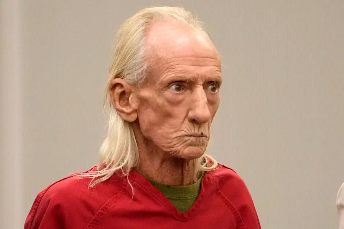 Joseph Czuba, de 71 años, comparece ante el juez Dave Carlson para su lectura de cargos en el condado de Will, Illinois, el 30 de octubre de 2023. (Charles Rex Arbogast/AP Photo)