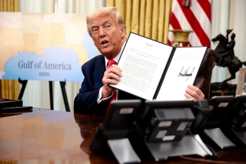 El presidente Donald Trump firma órdenes ejecutivas en la Oficina Oval de la Casa Blanca el 6 de marzo de 2025. (Alex Wong/Getty Images)